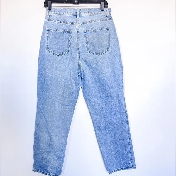 Pacsun Women's 100% Cotton High Rise Straight Mom Jeans in Light Wash‎ size 28 - Image 4
