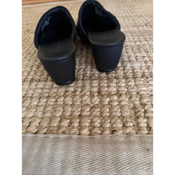 Timberland Women’s Black Leather Slip On Mules Size 7.5 Comfort Shoes - Image 4