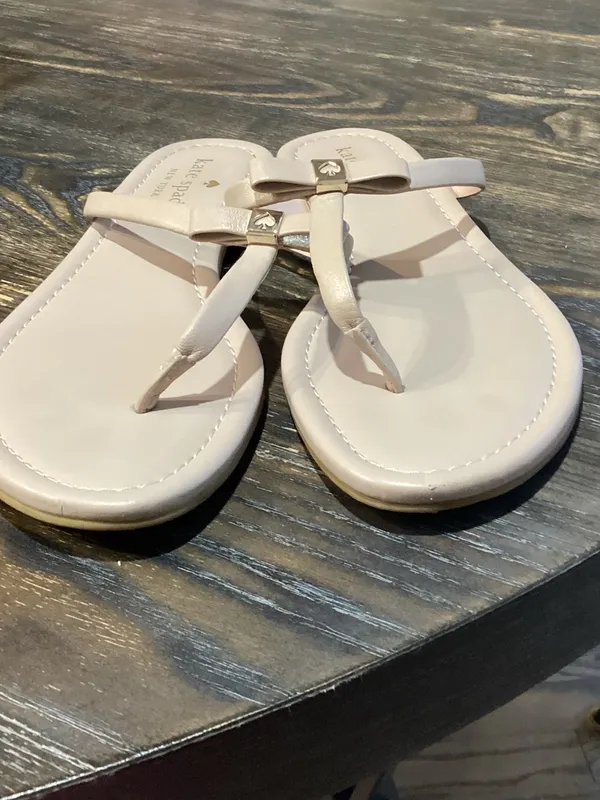 Kate Spade Blush Leather Bow Thong Sandals with Gold Spade Accent size 6.5 - Image 8
