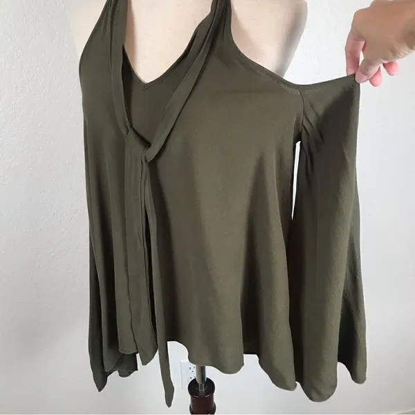 Elan olive‎ green cold shoulder high low long sleeve blouse M - Image 2