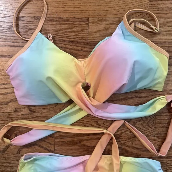 Adorable tie-dye Bikini size large fits like a medium - Image 3