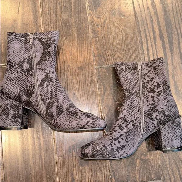 GC Stylish Gray Snake Print Ankle Boots size 9 1/2 new - Image 4