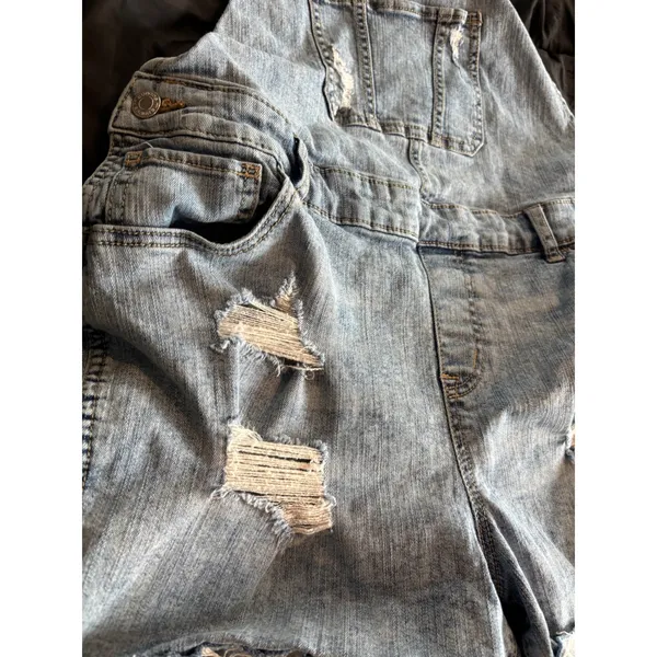Maurices Distressed Denim Shortalls Light Wash Raw Hem Overalls Large 734937 - Image 2