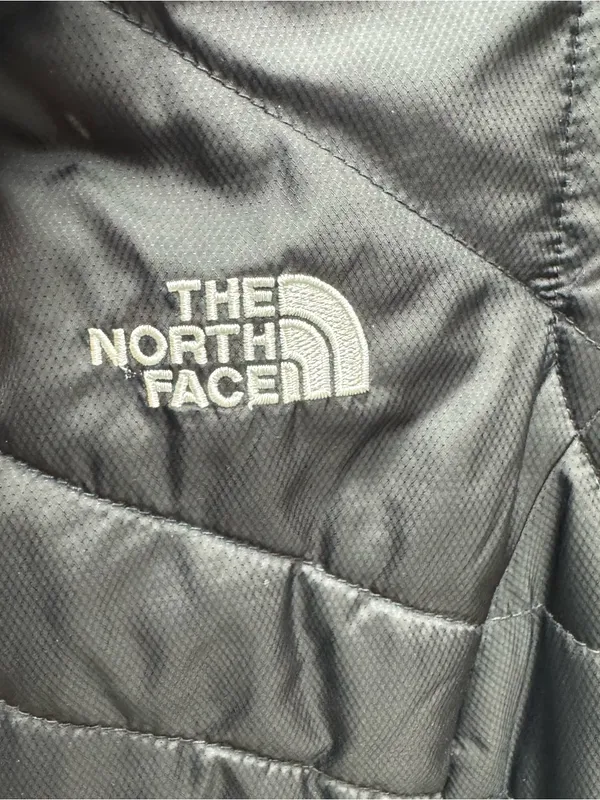 The North Face Women's Black Quilted Faux-Fur Lined Vest size Small - Image 3