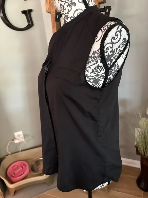 H&M size 8 black sleeveless blouse - Image 4