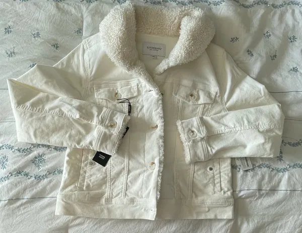 White cropped denim jacket with fur lining and buttons. Size M - Image 2