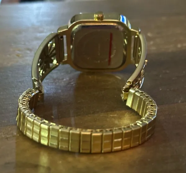 Gold tone flower band Quartz analog watch - Image 5