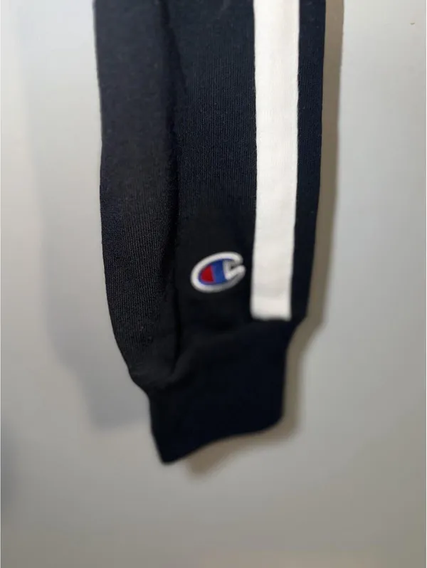 Size X-Small Champion Women's Black Cropped Long Sleeve Logo Sweatshirt. - Image 4