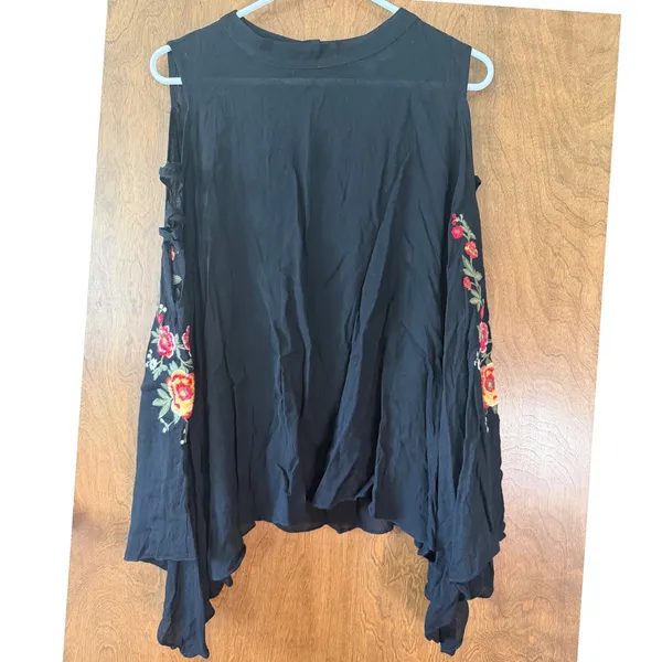 Umgee sz XL USA Black Embroidered Floral Cold Shoulder Butterfly Sleeve Blouse - Image 3