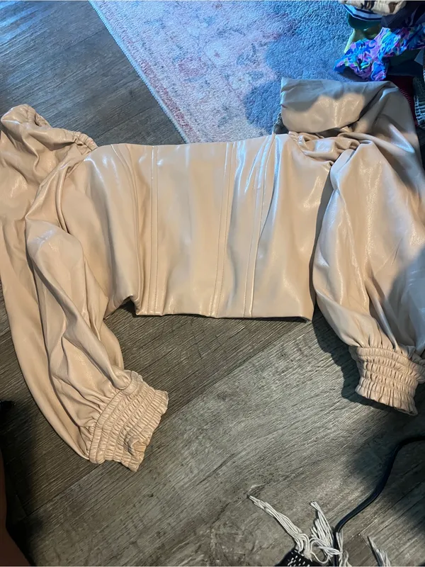 Alice + Olivia Faux Leather Puff-Sleeve Crop Top in Beige - Image 3