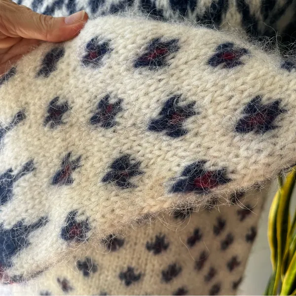 Handmade Vtg. Hand Knit Scandinavian Wool & Mohair Fair Isle Sweater• Sz M/L - Image 5