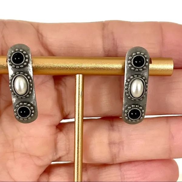 Silver tone Pearl and black post earrings - Image 3