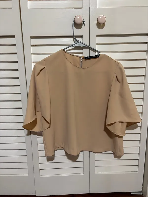 Zara Woman beige flutter-sleeve blouse size medium featuring a clean round neckline and dramatic flared short sleeves - Image 3