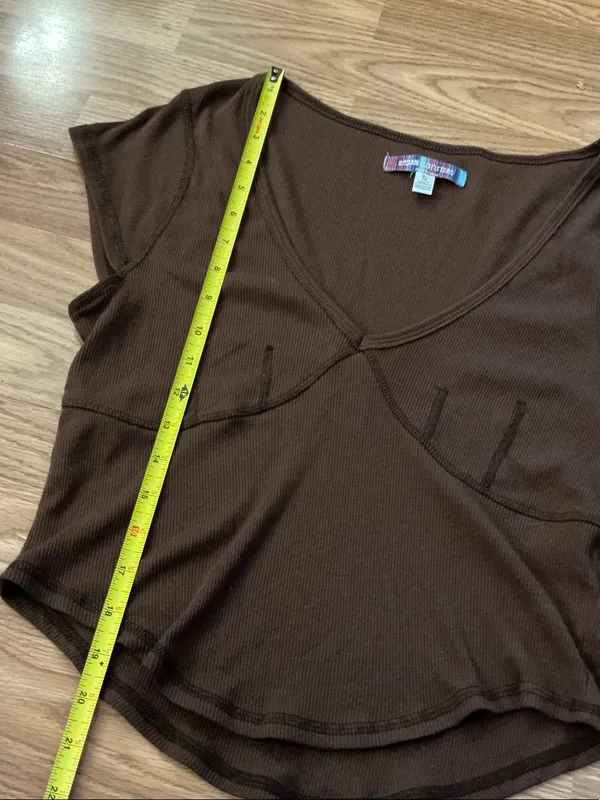 Urban Outfitters Brown V-Neck Cap Sleeve Crop Tee Size XL - Image 5