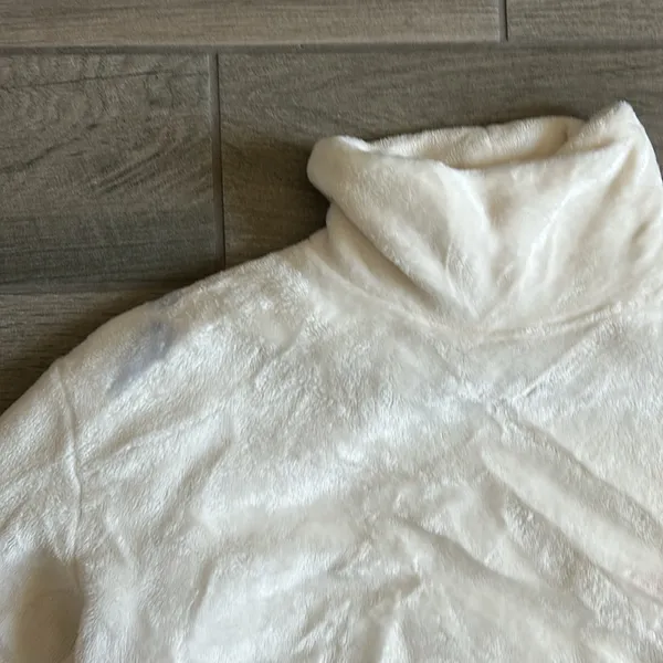 Time and tru white fuzzy turtle neck Size M - Image 3