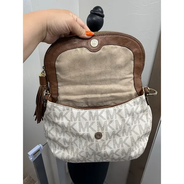 Michael Kors White Jet Set Item Signature Medium Tassel Flip Top Shoulder Bag - Image 7