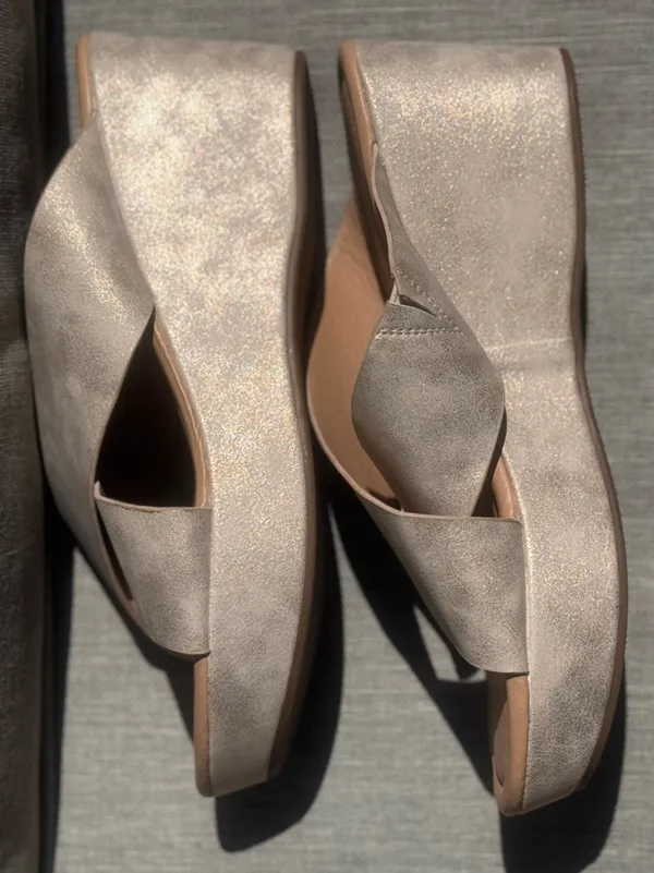 Women’s Cato C. Comfort Metallic Gold Silver Shimmer Comfort Wedge Sandals Sz 8 - Image 4