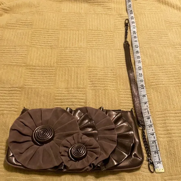 Nine West beautiful brown handbag with flowers & ruffles details on front EUC - Image 2