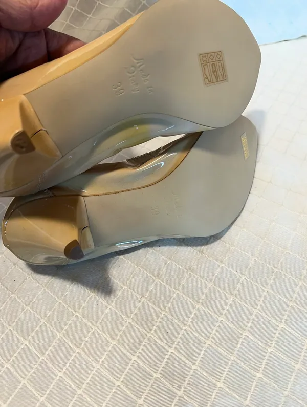 Alternative yellow patent leather scrunch trim Heels Size 39: Made in Italy - Image 9