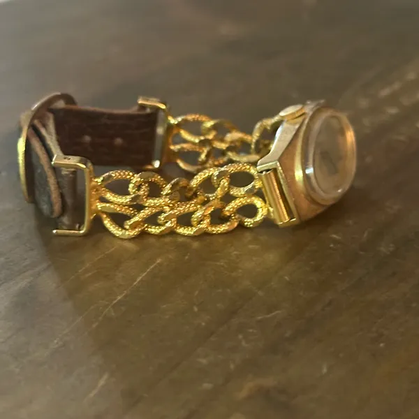 Vintage Lucerne gold tone chain and leather band watch - Image 7
