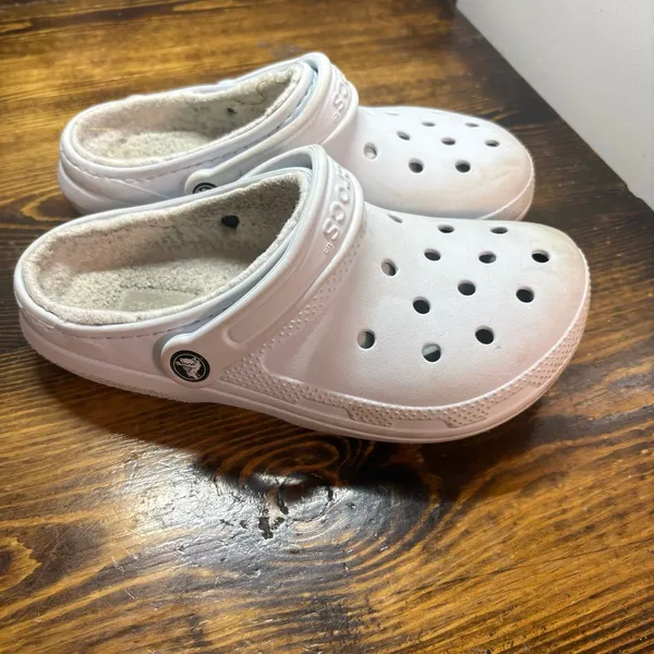 Crocs Light Blue Fur‎ Lined Clogs Size 7 - Image 2