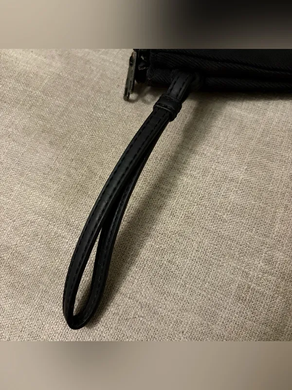 Lululemon Double Zipper Compartment Wristlet Black - Image 4