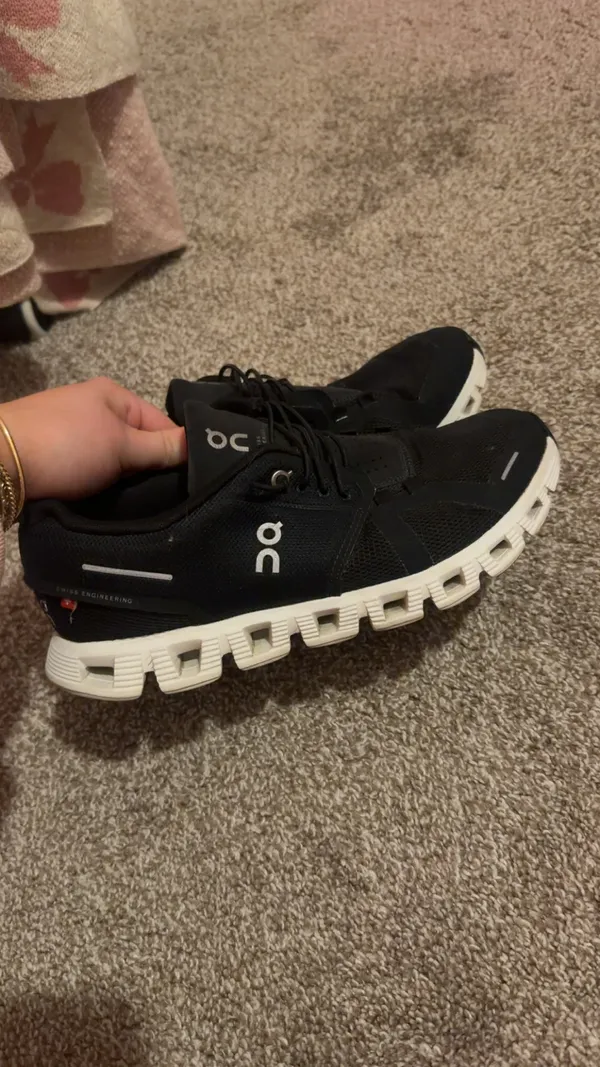 On Cloud Running Shoes - Image 4