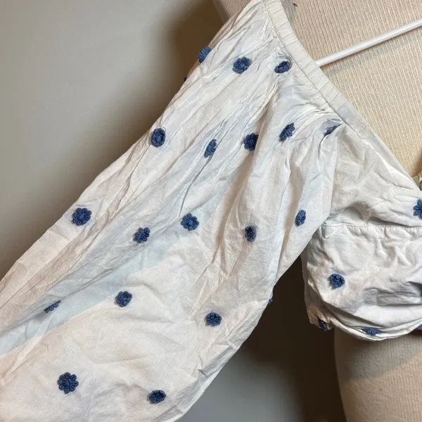 FARM‎ Rio White crop top Blouse with Blue Floral Accents - Image 8