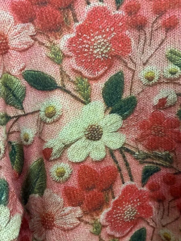 striking Floral Crewneck Sweater in Pink and Red Light Weight ( measurements) M - Image 3