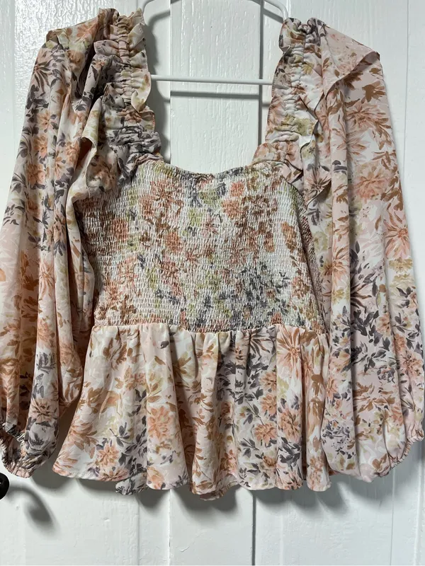 Entro Floral Puff Ruffle Sleeve with smocking peplum bottom size medium - Image 2