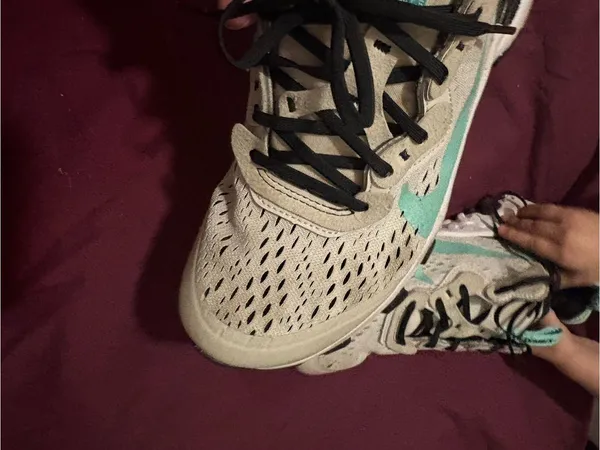 Nike Women's Beige Sneakers with Teal Swoosh size 4,5y - Image 4