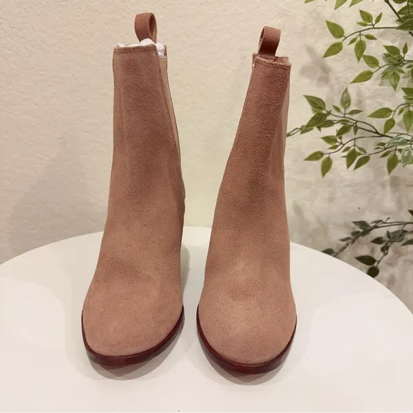 Kaanas Morava Suede Block Heel With Elastic in Caramel NWOT Size 6M - Image 2