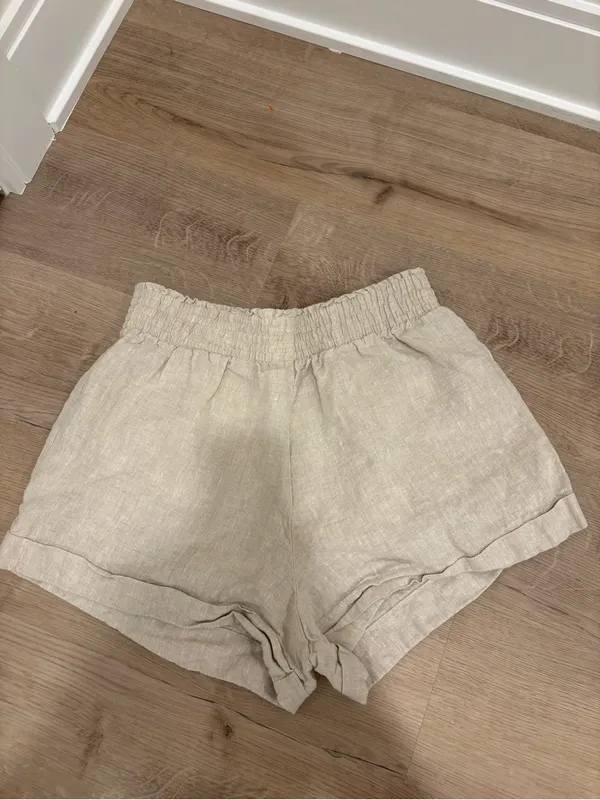 Reformation Cream Lightweight Shorts - Image 2