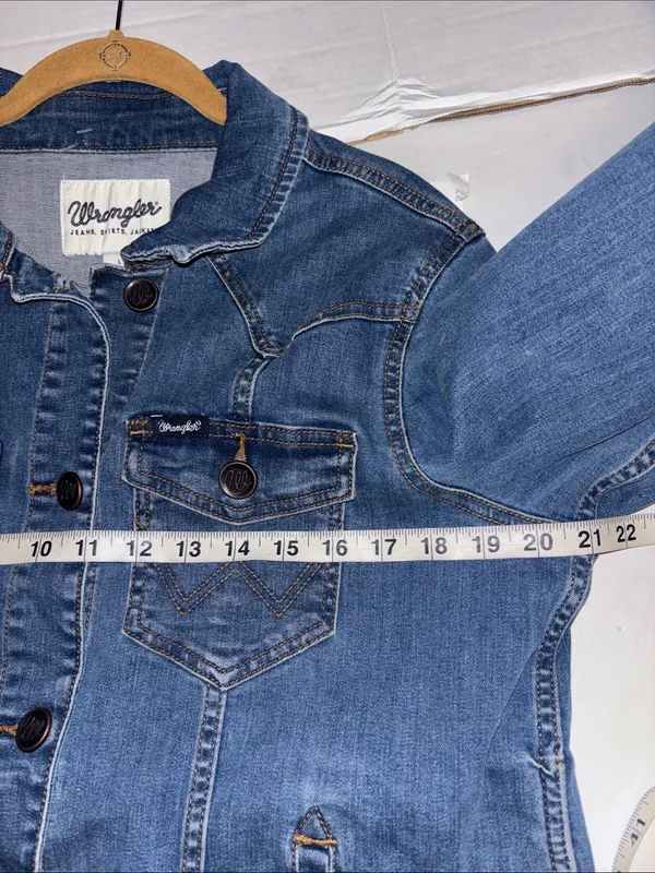 Wrangler Blue Jean Jacket Large 4 Pockets In Front Buttons Have W On Them - Image 7