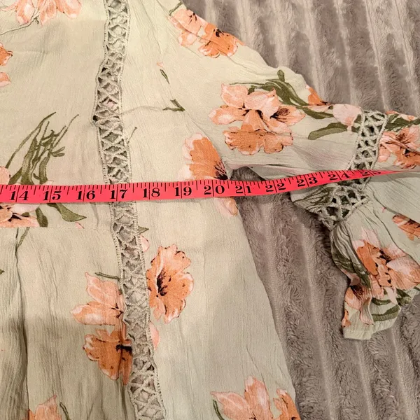 Blu Pepper Women’s Floral Bell Sleeve Top Size Small Sage Green‎ Peplum Blouse - Image 6