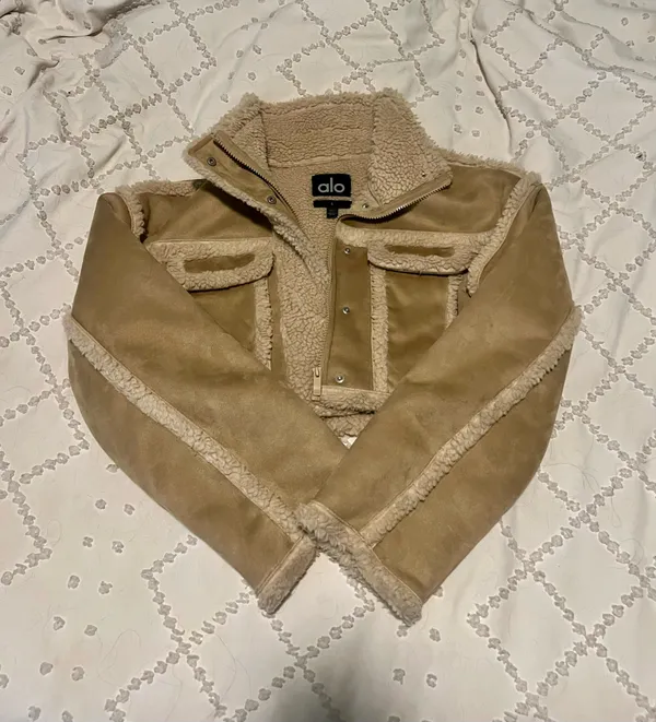 ALO faux shearling snowfall cropped Jacket in limited Woodland Tan - Image 5