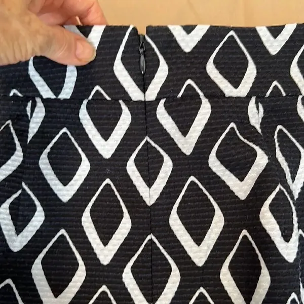 Ann Taylor sz 4 blue and white abstract print fully lined back zip skirt EUC - Image 8