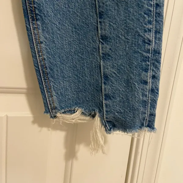EUC American Eagle women’s medium‎ wash distressed hem short jeans size 4 - Image 4