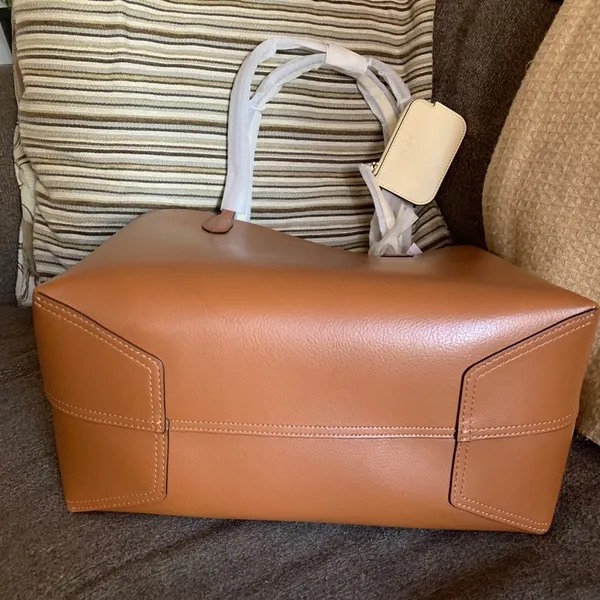 Authentic KATE SPADE Pebbled leather REVERSIBLE Open tote with zip coin - Image 11