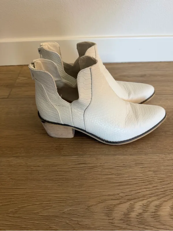 Natural Reflections Cream Textured Pointed Ankle Booties - Image 3