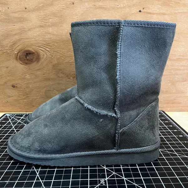 Unbranded Women's Grey and Black Boots - Image 3