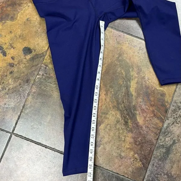 Fabletics Athletic Wear Cropped Pants Medium - Image 4