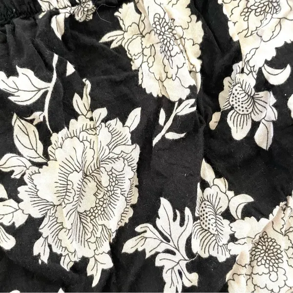 Brandy Melville black and white floral short shorts - Image 7