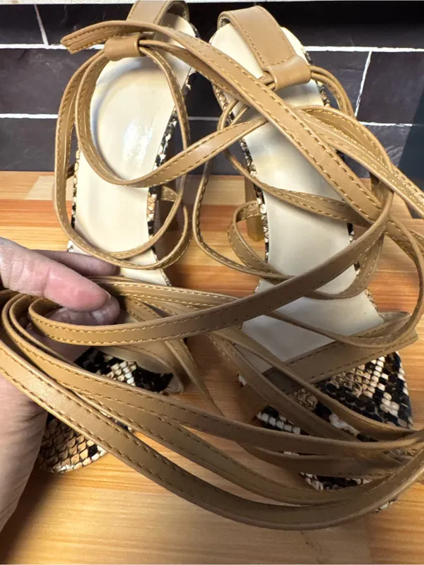 Source Unknown Tan Strappy High Heels with Snake-Print Insole - Image 4