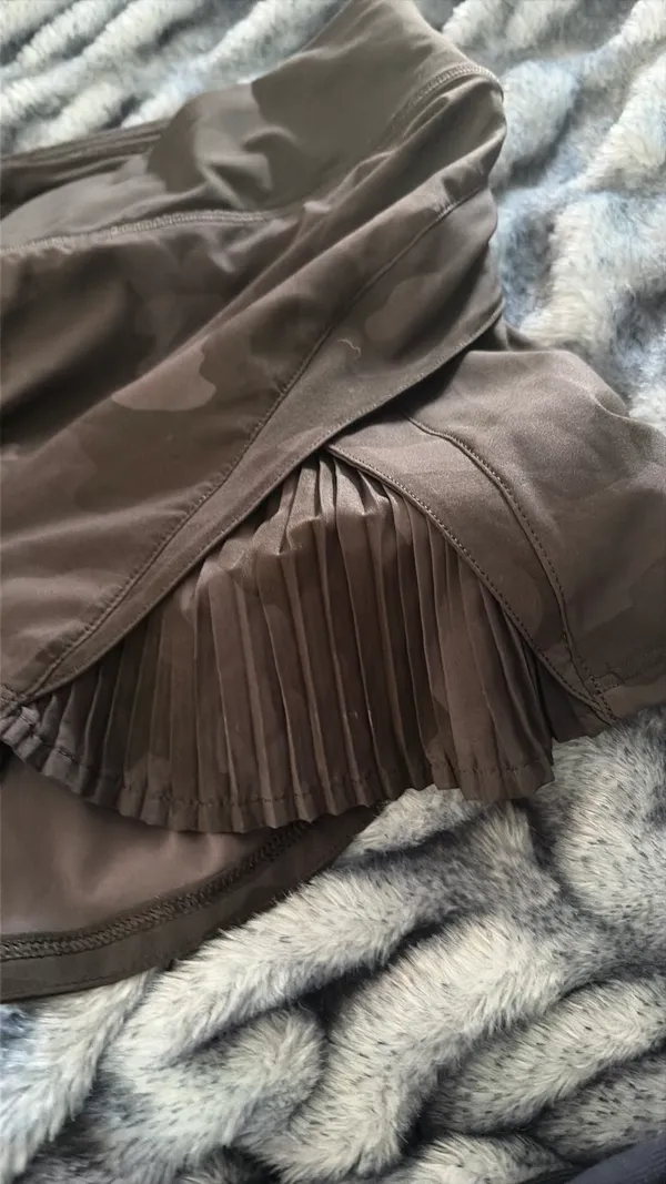 Lululemon Skirt Black Camo Size 6 - Image 3