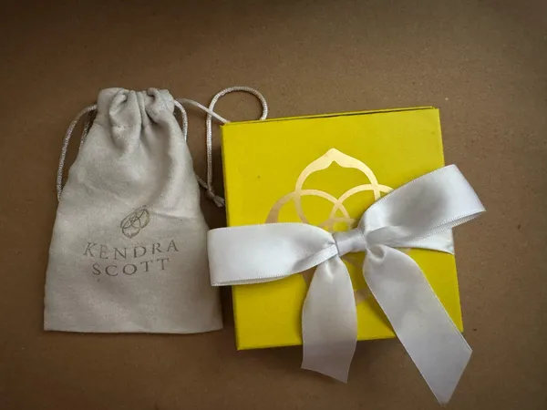 Kendra Scott Necklace - Image 3