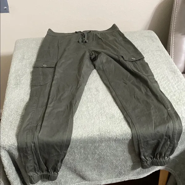 Green Ankle Cropped Pants with Elastic Waistband and Relaxed Fit - Image 2