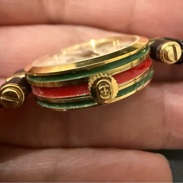 Vintage GUCCI 2000L Sherry Line Ladies Watch NEEDS BATTERY! - Image 4