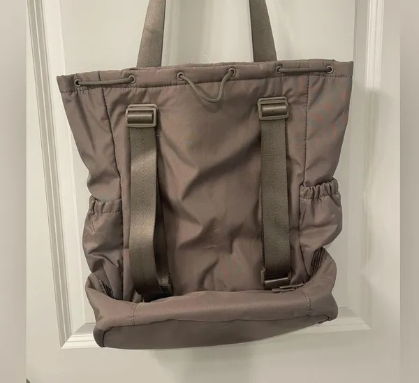 Beyond Yoga NWT gym bag drawstring in birch - Image 4