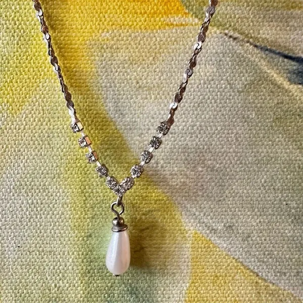 Vintage faux pearl rhinestone V tear drop dangle necklace silver tone - Image 5